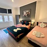 Kensington High Street Posh Flat