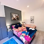 Kensington High Street Posh Flat